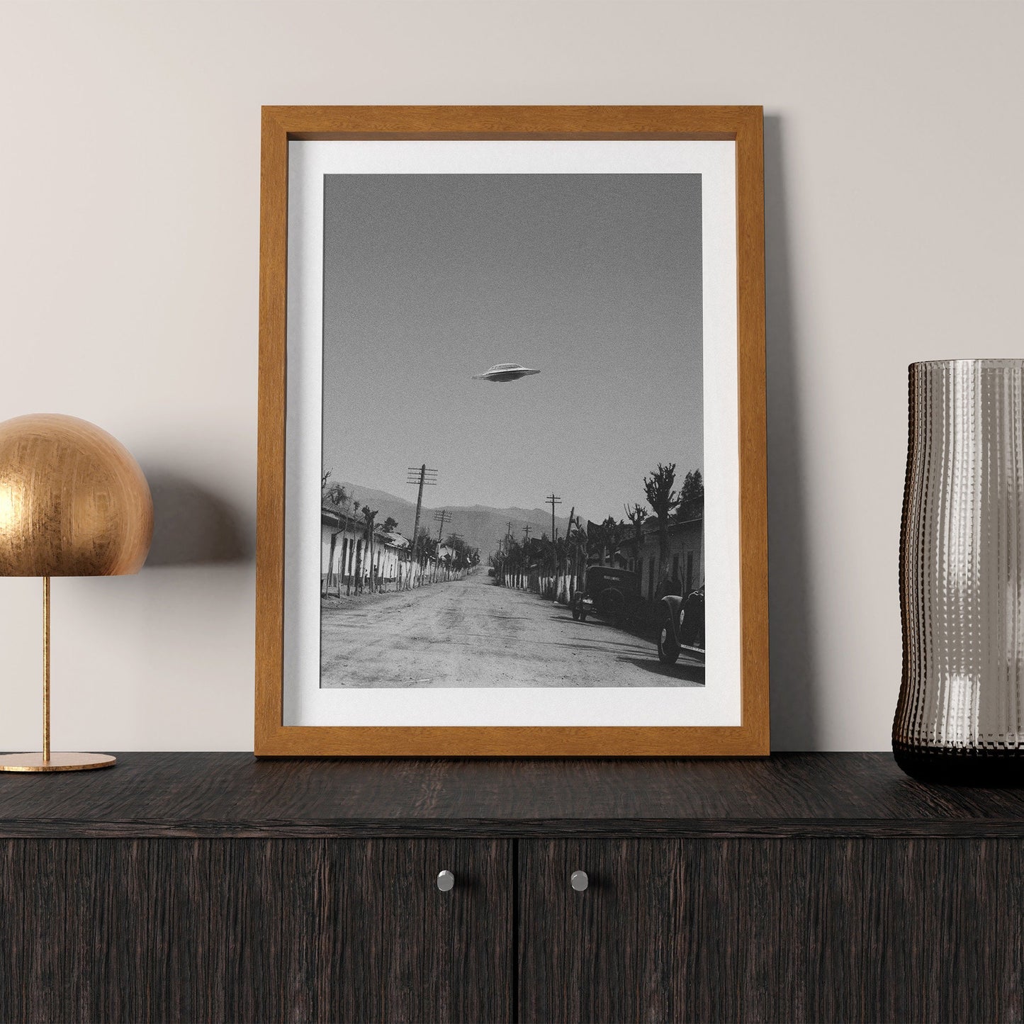 Soucoupe volante au-dessus d'une petite ville rétro des années 50 Poster