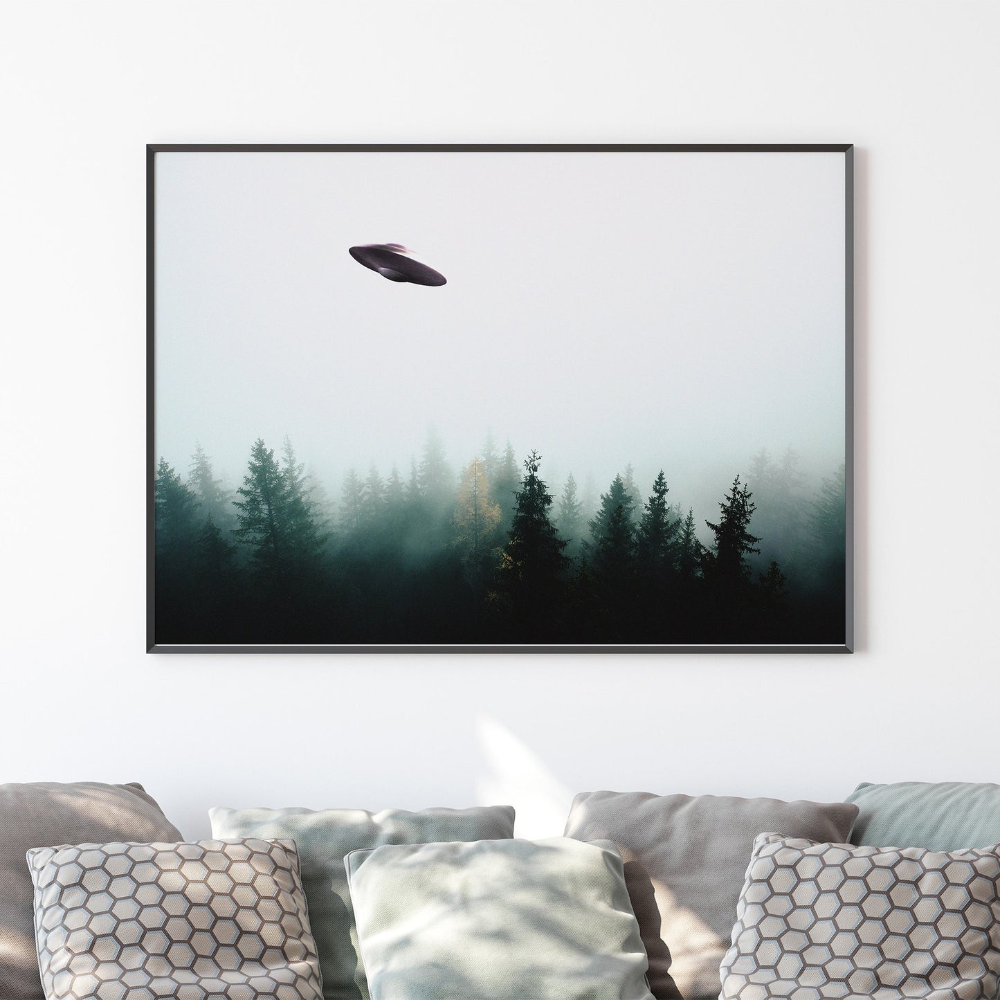 Poster Soucoupe volante (OVNI) au-dessus d'une forêt