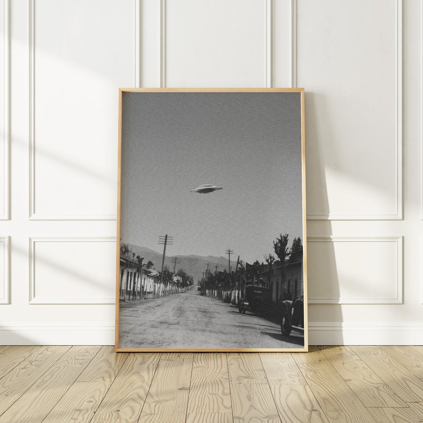 Soucoupe volante au-dessus d'une petite ville rétro des années 50 Poster