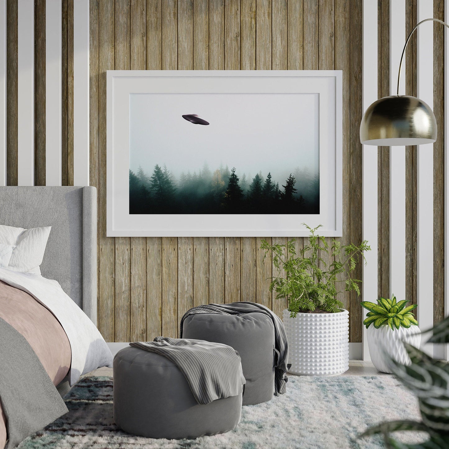 Poster Soucoupe volante (OVNI) au-dessus d'une forêt