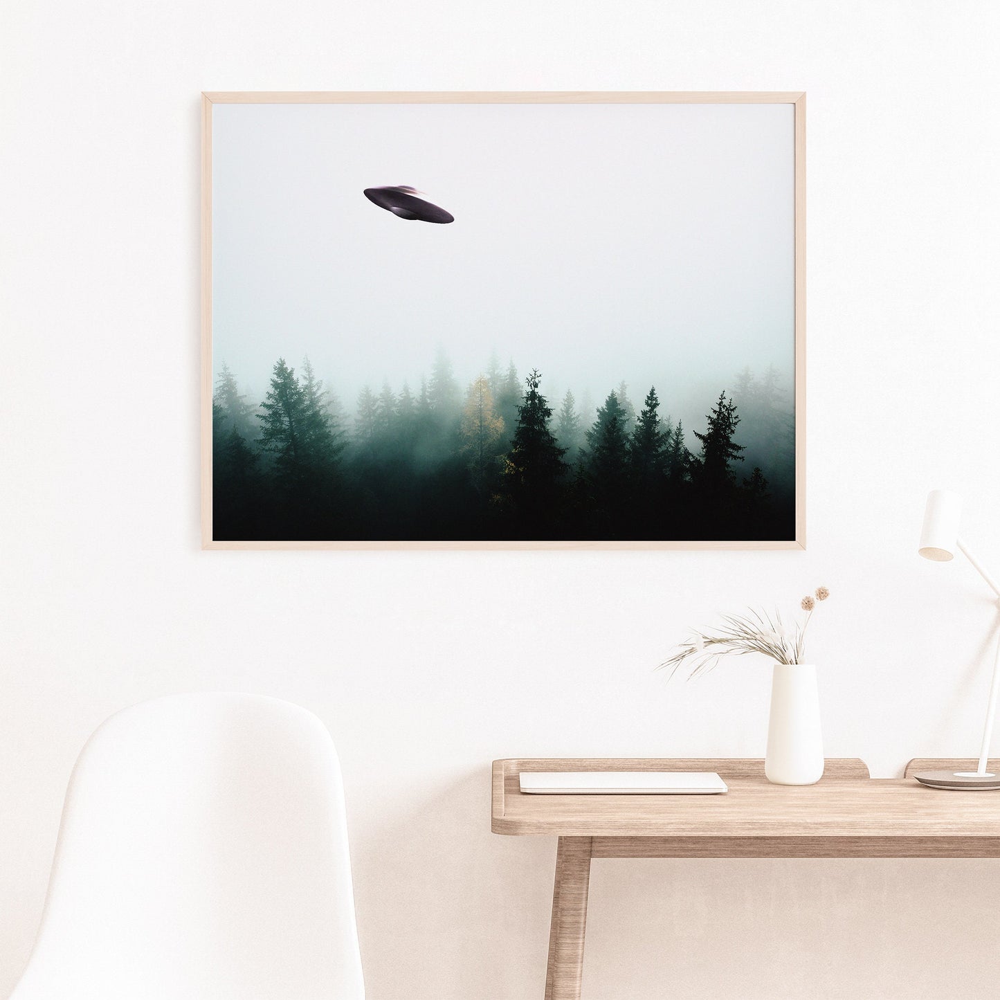 Poster Soucoupe volante (OVNI) au-dessus d'une forêt