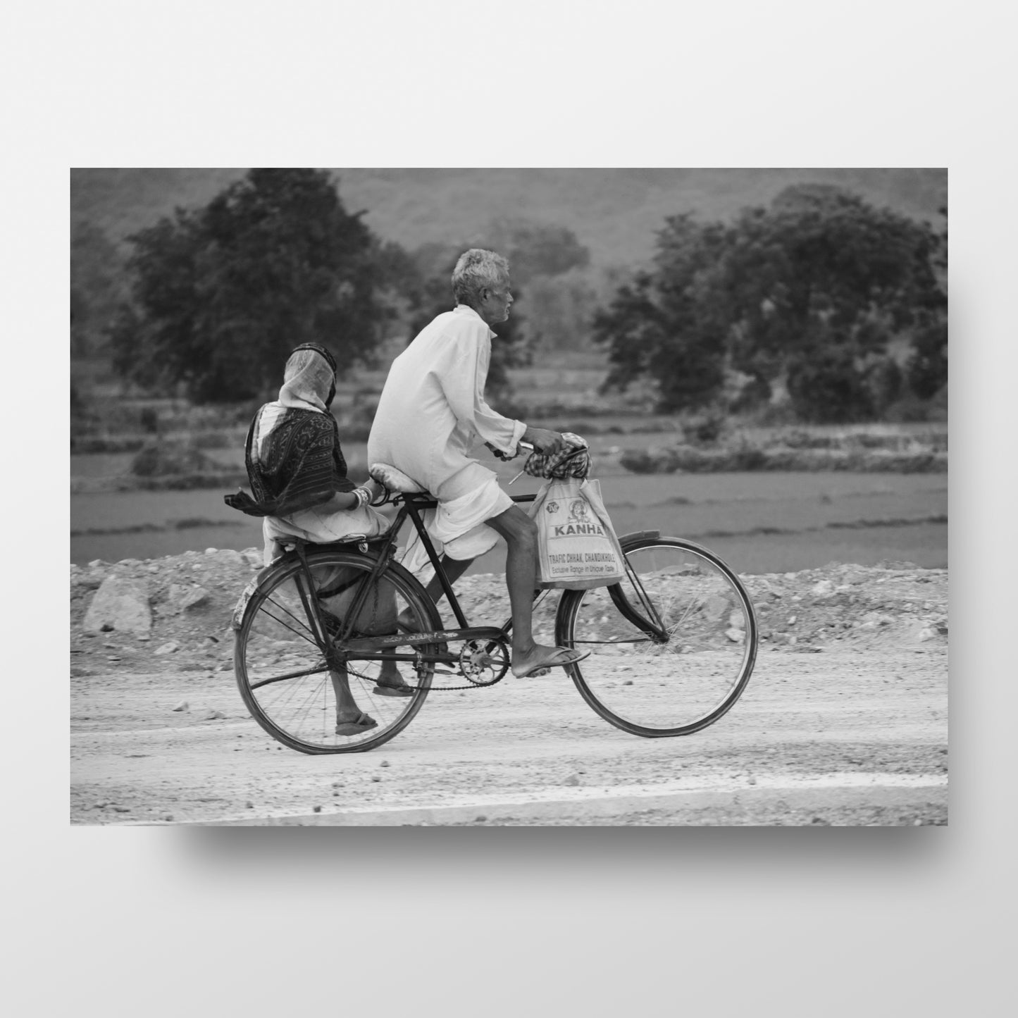 Couple indien sur un vélo, impression de photographie noir et blanc